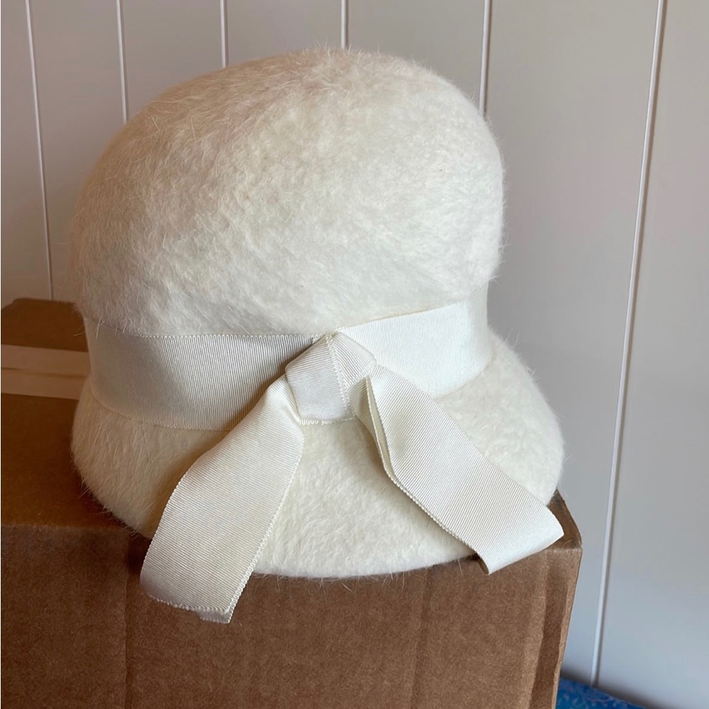 Noreen Fashion Off White Vintage hat, Made in Italy
Excellent condition!